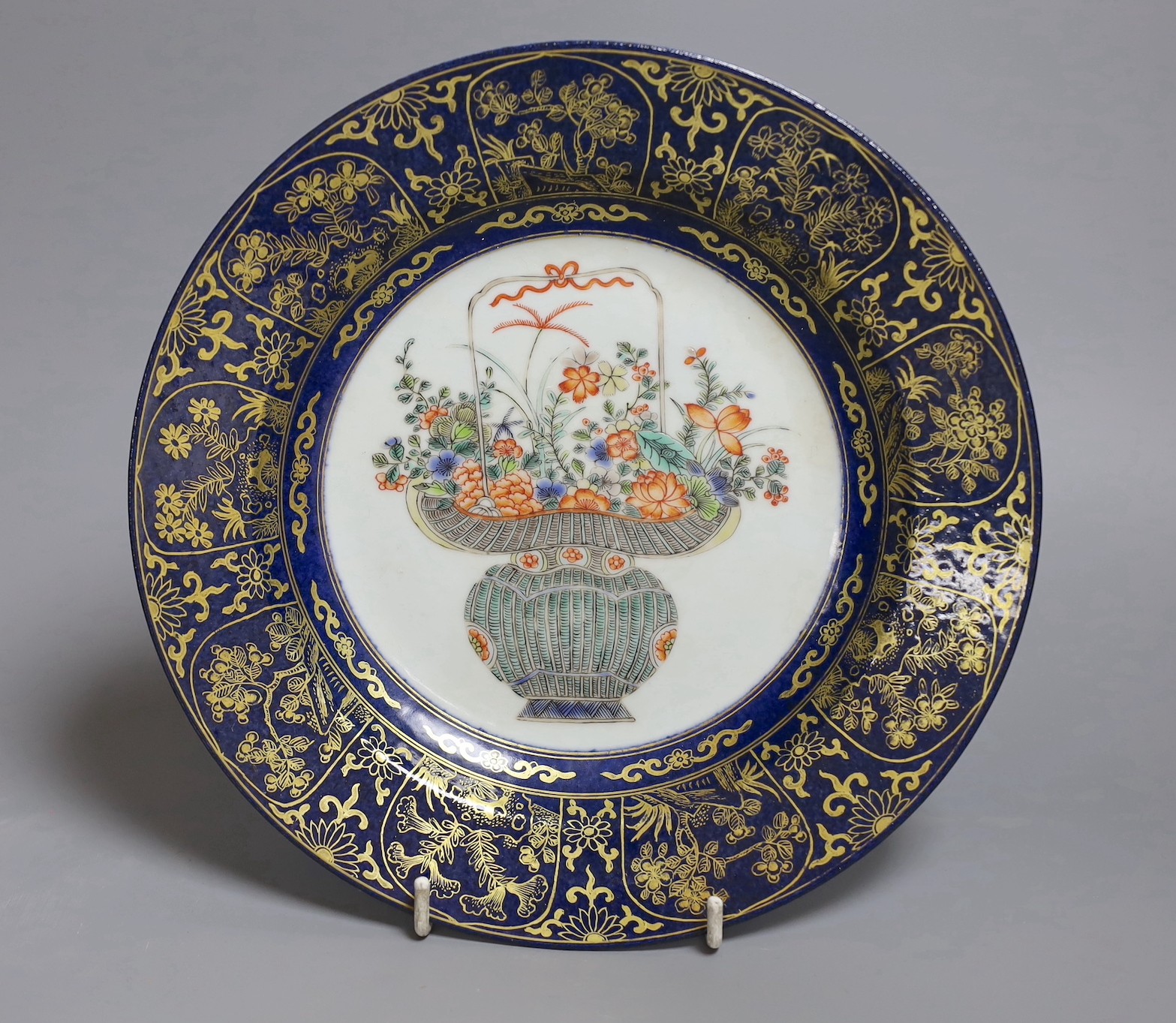 A Chinese gilt wucai floral dish, 23cm